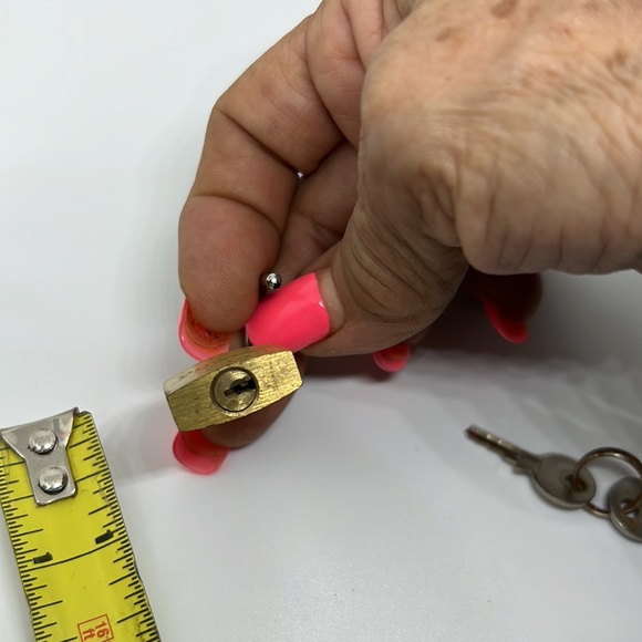 Super tiny lock 🔐 - Picture 7 of 9